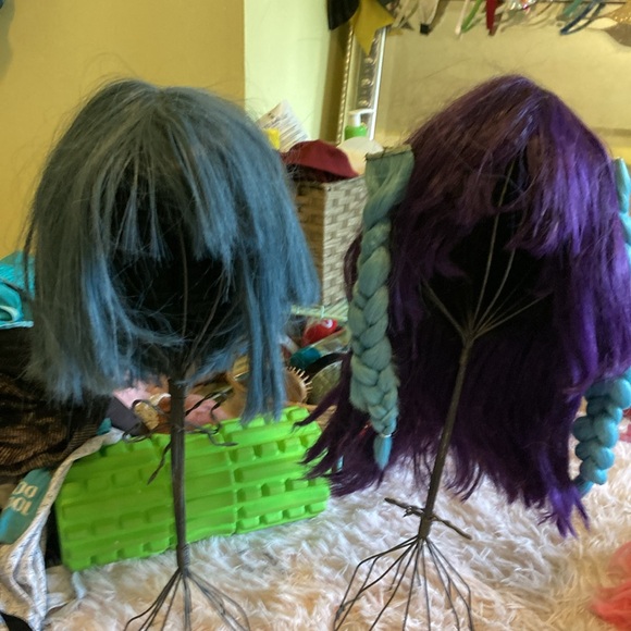 19 assorted wigs!!! Scroll to see all of them - Picture 9 of 13